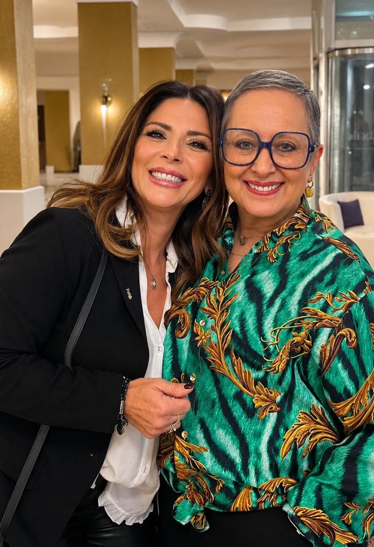 Eleonora Piazzese sorridente, abbracciata a una partecipante durante un evento