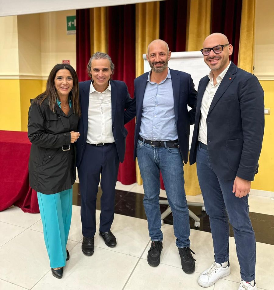 Eleonora Piazzese in una sala formazione insieme ad altre tre persone